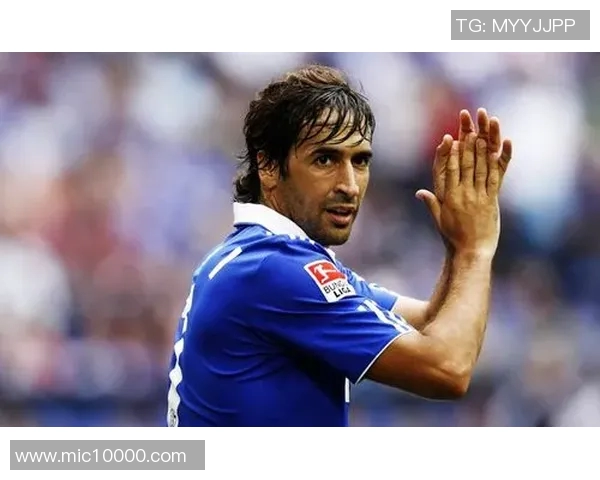 足球球星背身高清大图展现精彩瞬间捕捉全场专注神态与竞技激情 足球球星背身高清大图展现精彩瞬间捕捉全场专注神态与竞技激情