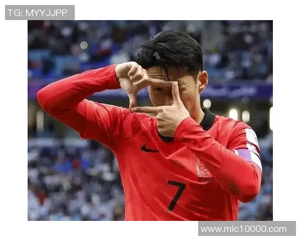 足球巨星齐聚一堂共享荣耀时刻碰杯庆祝赛场辉煌成就 足球巨星齐聚一堂共享荣耀时刻碰杯庆祝赛场辉煌成就